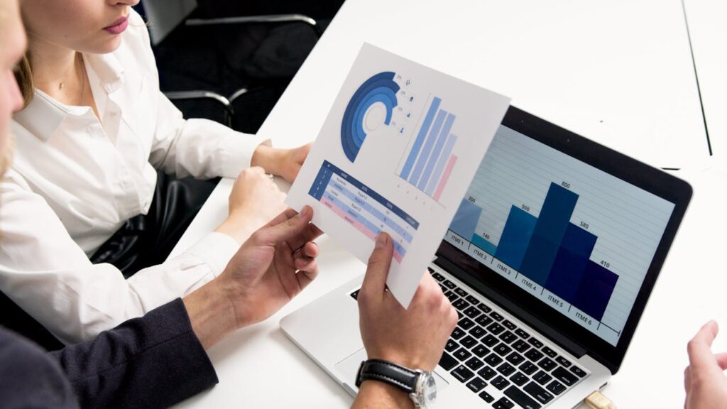 personas analizando graficos en papel