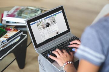 viendo pagina de facebook en laptop