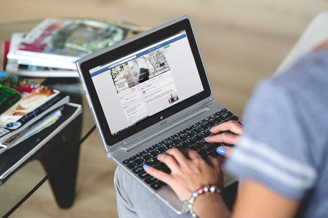 viendo pagina de facebook en laptop